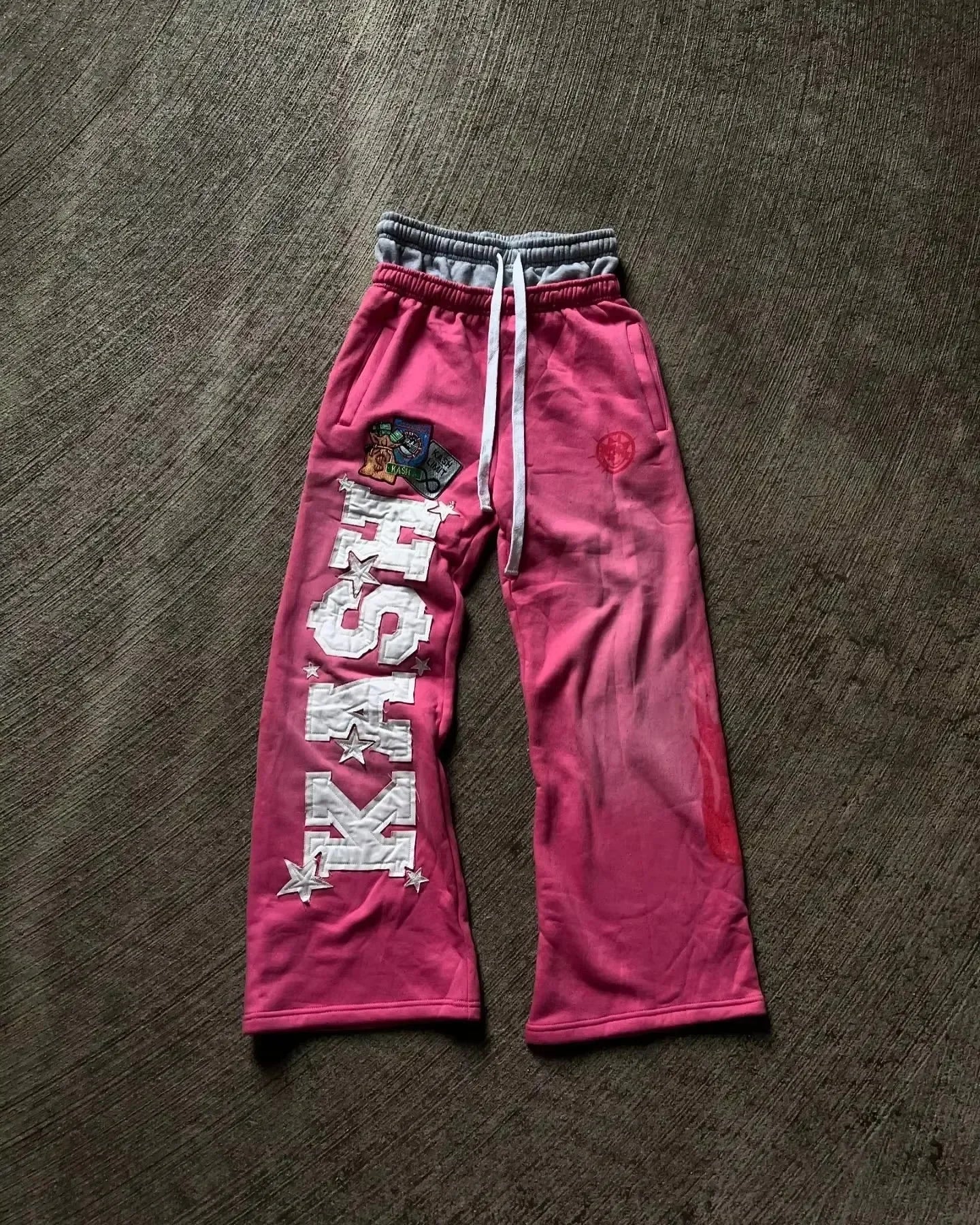 Tytuł produktu: KASH Star Applique Double-Waist Oversized Sweatpants – Szerokie Spodnie Dresowe (Czarne / Różowe)