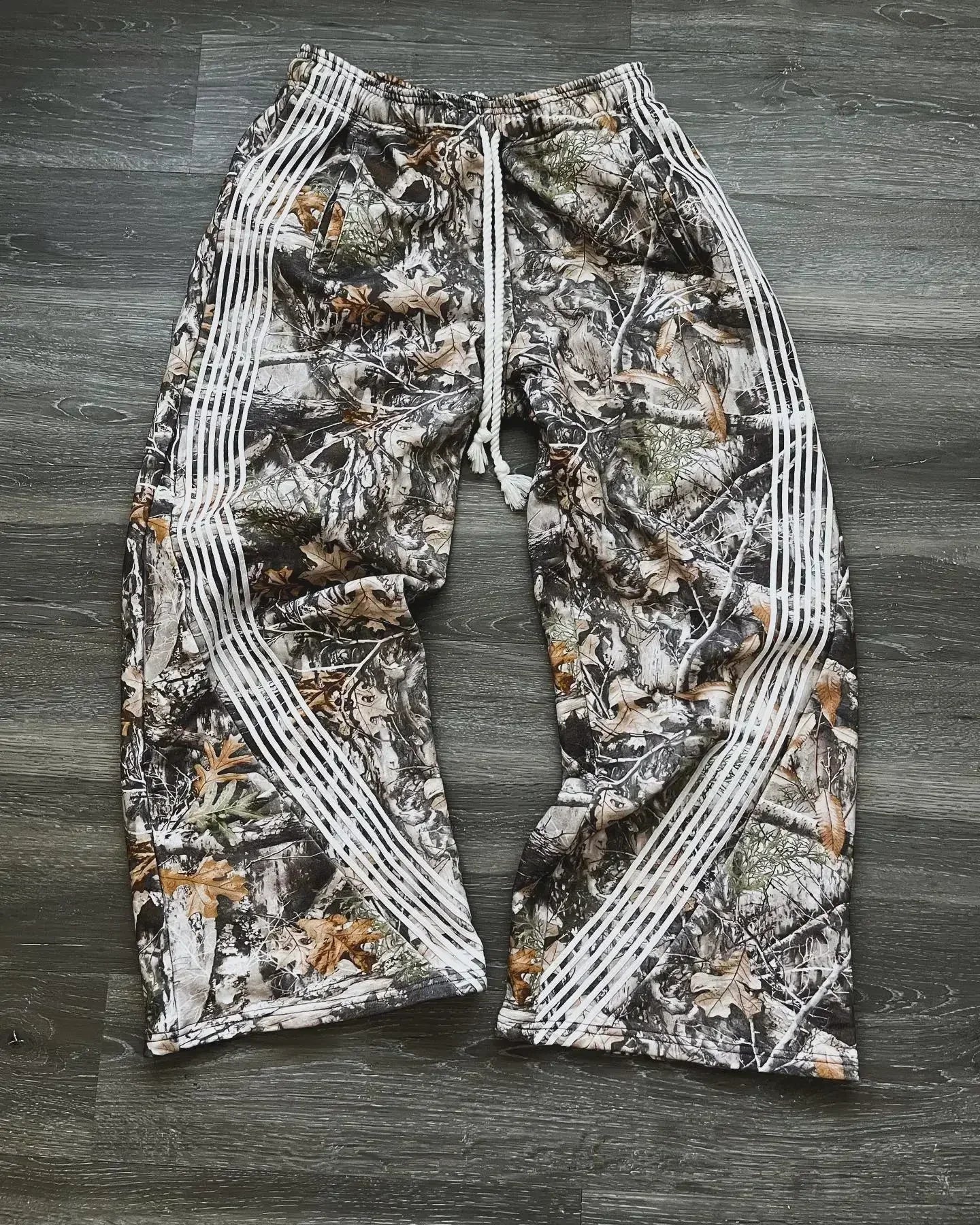 Szerokie Spodnie Dresowe z Paskami Curved Stripe – Oversized Baggy Sweatpants (Szare / Czarne)