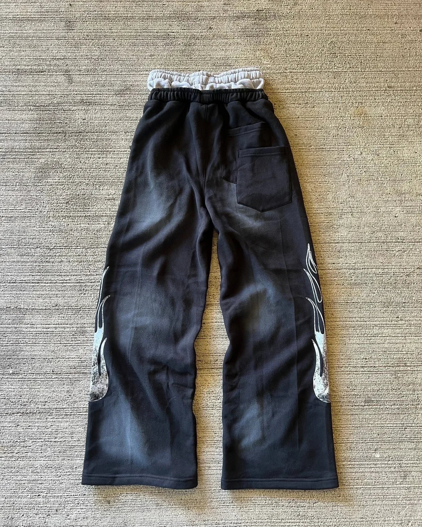 Tytuł produktu: KASH Star Applique Double-Waist Oversized Sweatpants – Szerokie Spodnie Dresowe (Czarne / Różowe)