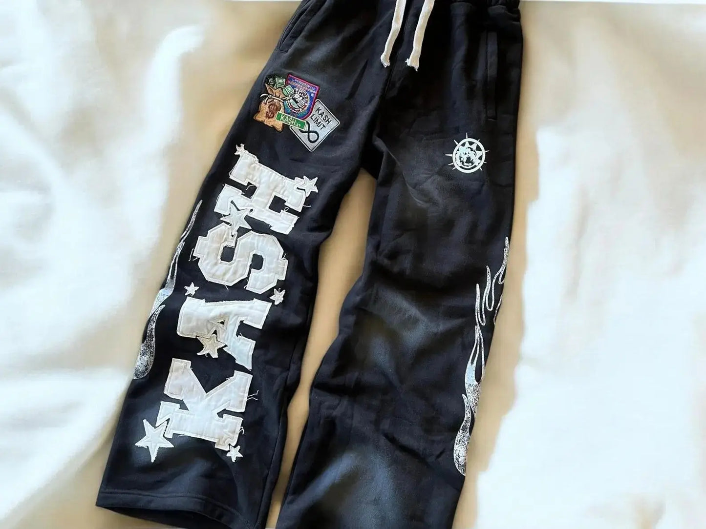 Tytuł produktu: KASH Star Applique Double-Waist Oversized Sweatpants – Szerokie Spodnie Dresowe (Czarne / Różowe)