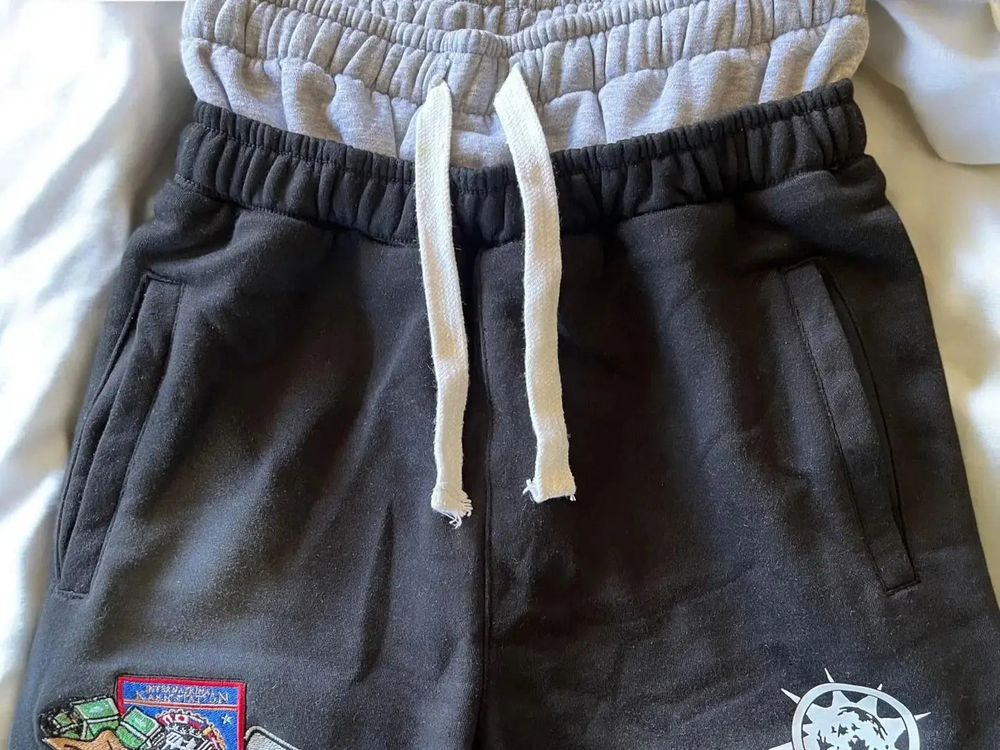 Tytuł produktu: KASH Star Applique Double-Waist Oversized Sweatpants – Szerokie Spodnie Dresowe (Czarne / Różowe)