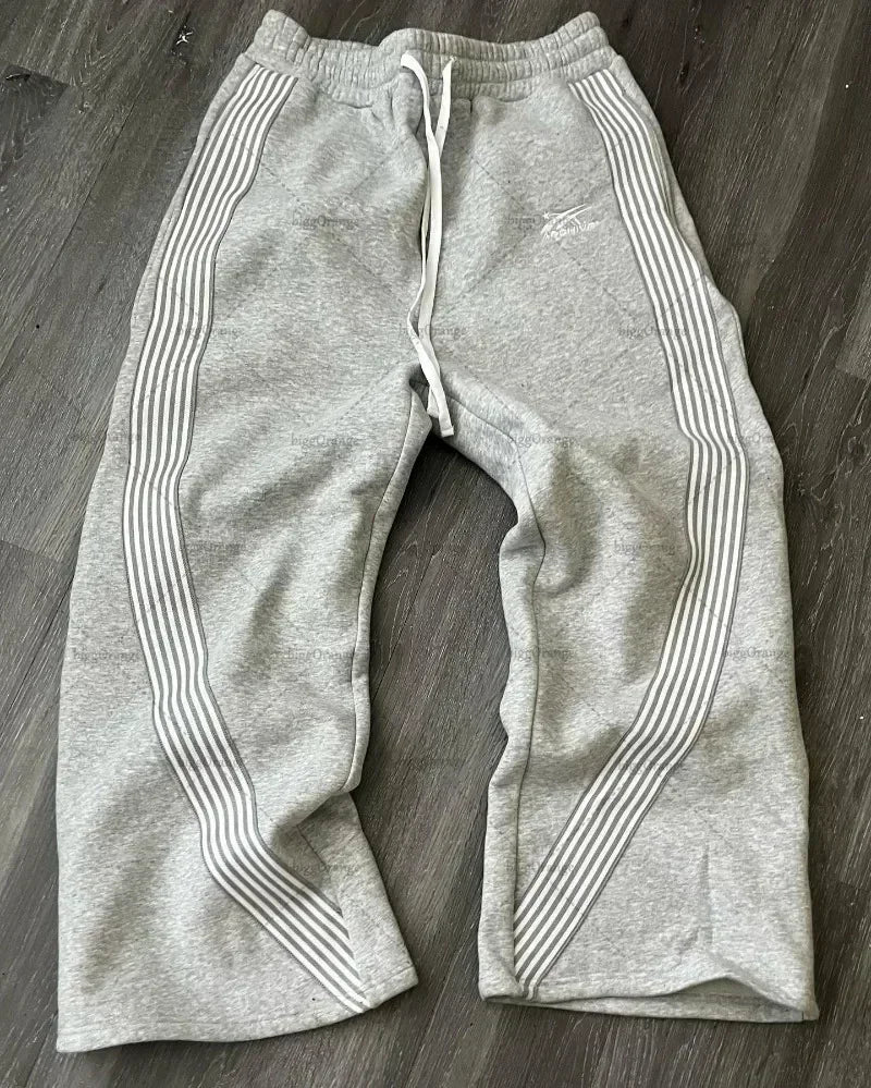 Szerokie Spodnie Dresowe z Paskami Curved Stripe – Oversized Baggy Sweatpants (Szare / Czarne)