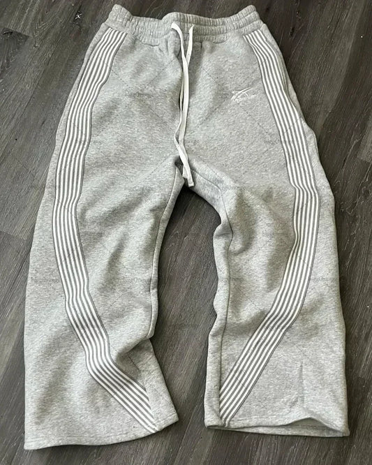 Szerokie Spodnie Dresowe z Paskami Curved Stripe – Oversized Baggy Sweatpants (Szare / Czarne)